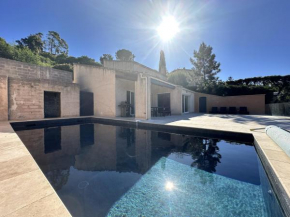 VILLA BOUGINVILLEES pour 12 personnes avec piscine chauffée et vue mer à La Londe-Les-Maures